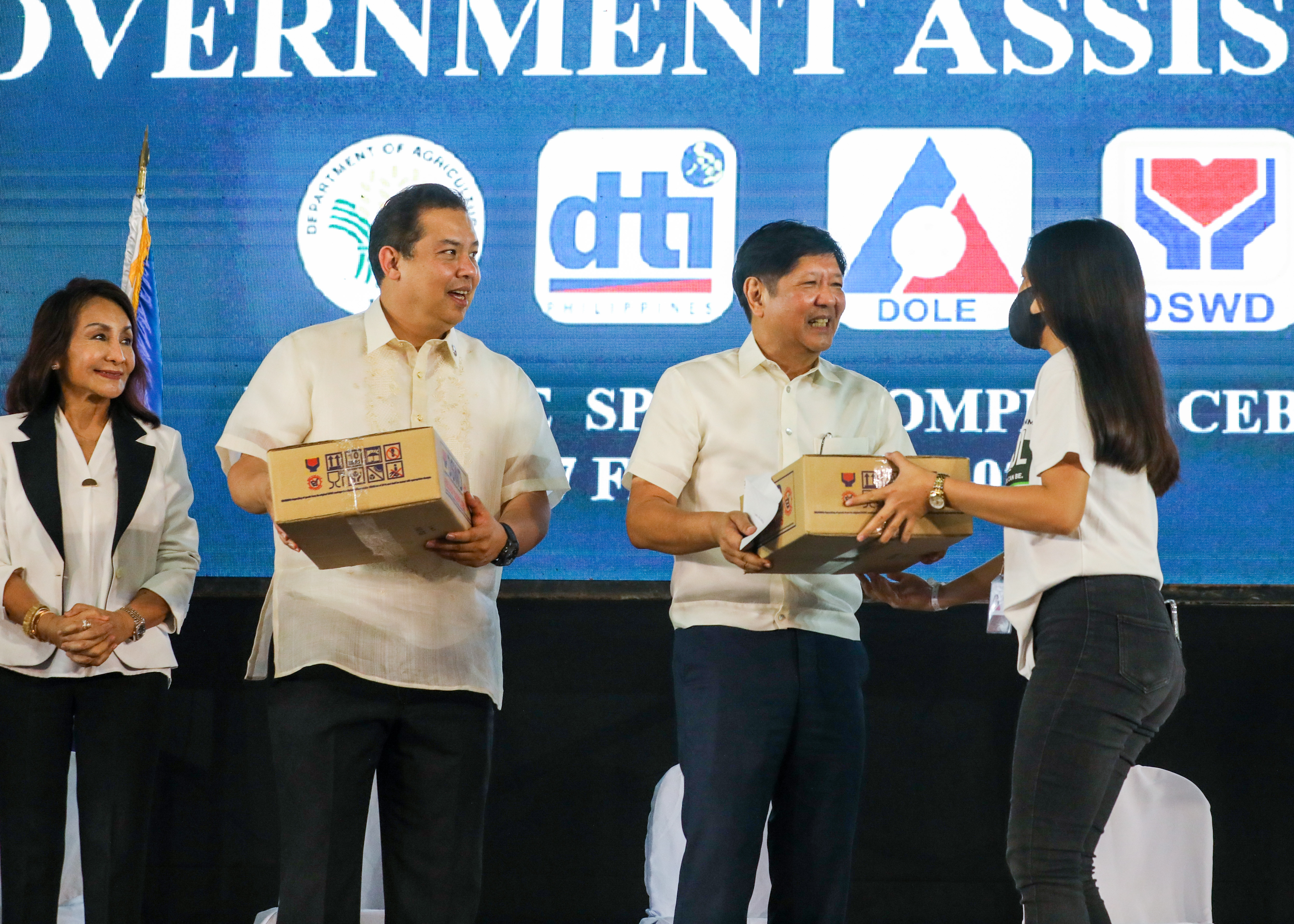 President Marcos distributes assistance in Cebu
