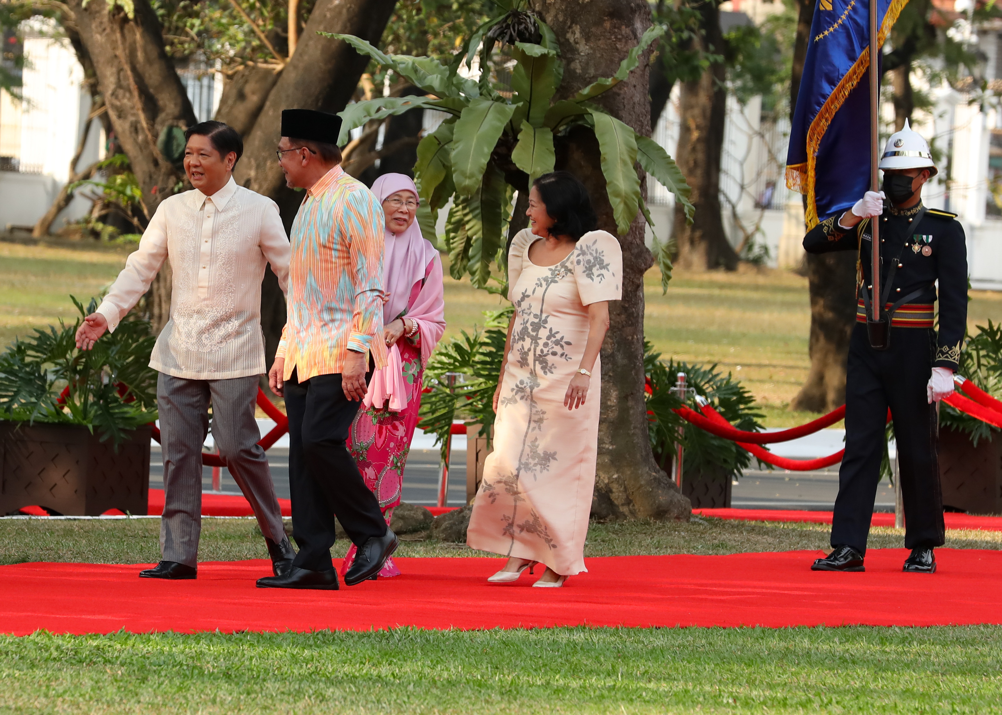 pia-prime-minister-anwar-ibrahim-of-malaysia-arrives-at-the-kalayaan