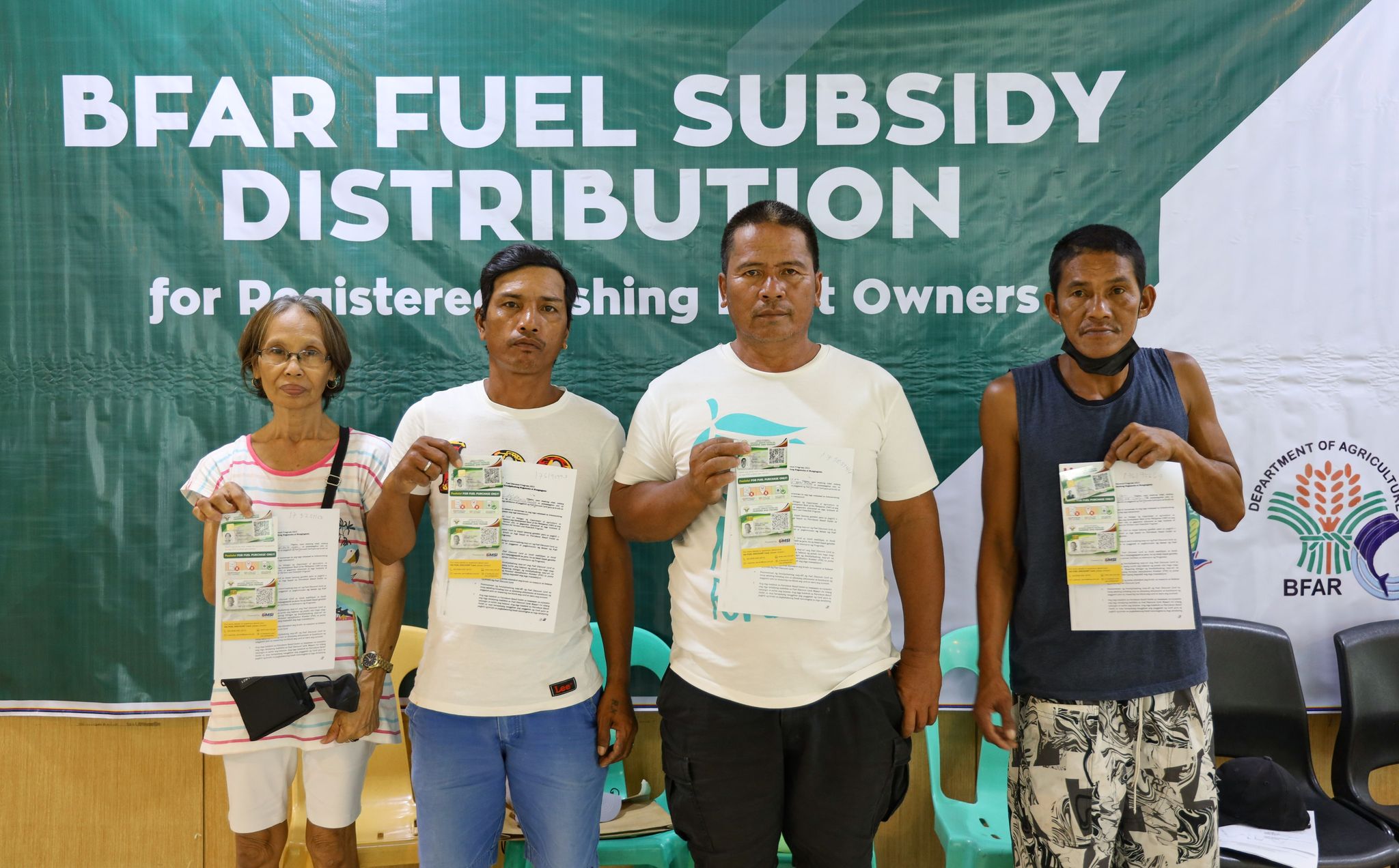 Navotas fisherfolks receive fuel subsidy from BFAR