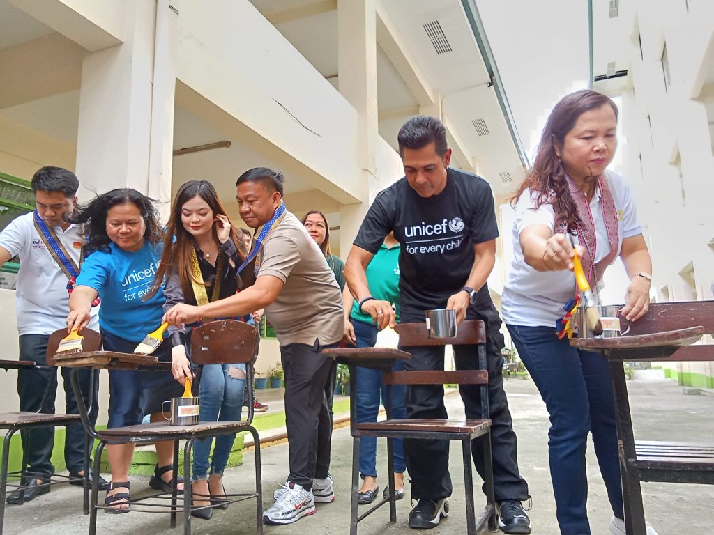 Pinangunahan ni United Nations Children’s Fund National Ambassador Gary Valenciano (pangalawa mula sa kanan) at mga opisyal ng Department of Education at UNICEF ang pagpipintura sa unang sampung pampaaralang silya sa Lydia Villangca Trade School sa San Rafael, Bulacan bilang hudyat ng pagsisimula ng Brigada Eskwela 2024 sa Gitnang Luzon. (Shane F. Velasco/PIA 3)