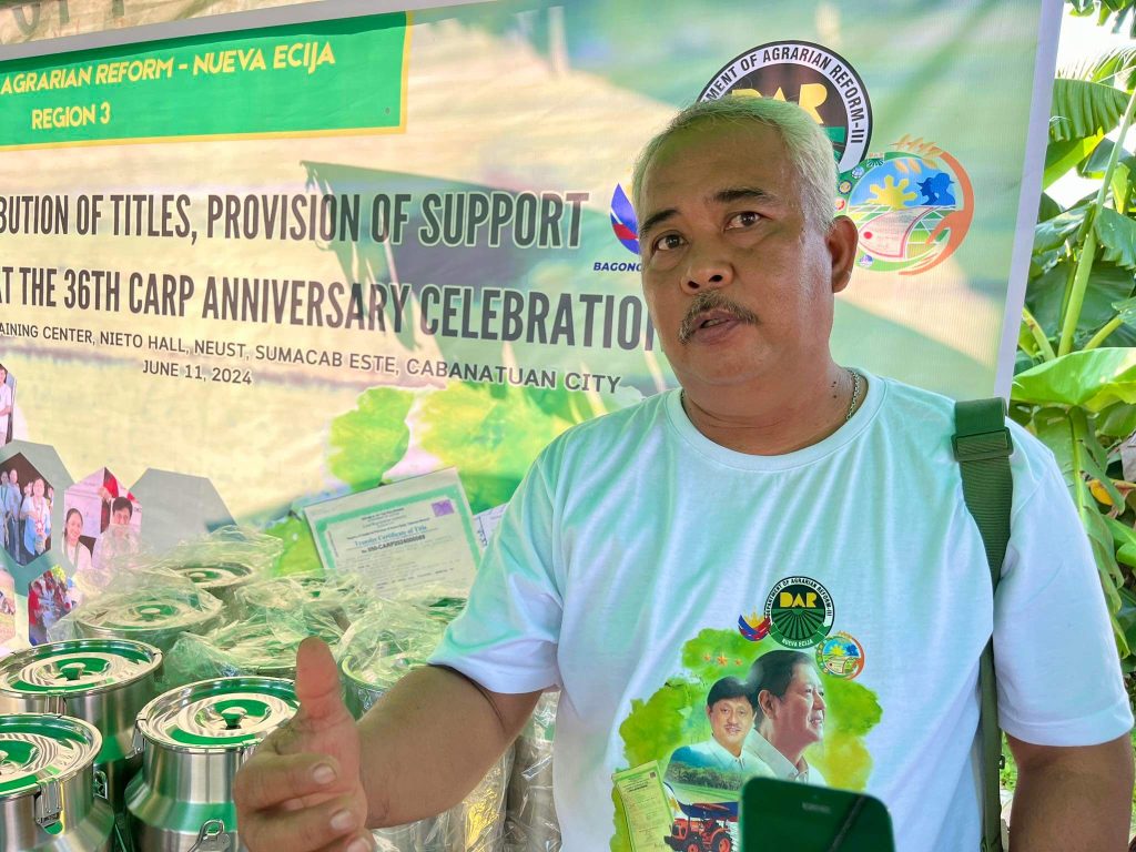 Lubos na pasasalamat ang ipinaaabot ni Simula ng Panibagong Bukas Multi-Purpose Cooperative Chairperson Allan Benitez sa Department of Agrarian Reform na nagkaloob ng mga bakery at milk equipment na nagkakahalaga ng P300,000. Kabilang sa kanilang tinanggap ang tig-isang yunit ng meat grinder at industrial bread slicer, tig-dalawang yunit ng cooling rack at glass display cabinet, at 30 pirasong milk can. (Camille C. Nagaño/PIA 3)