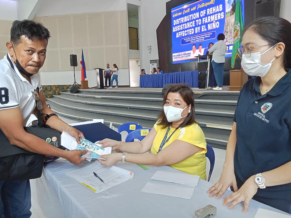 Tumanggap ng tig P5,000 ayuda mula sa pamahalaang panlalawigan ang mga magsasaka at mangingisda sa Bulacan na pinaka naapektuhan ng nakalipas na El Niño. Kabilang na riyan ang nasa 1,039 na mga magsasaka ng palay mula sa bayan ng San Miguel at 30 mga mangingisda mula sa bayan ng Obando. (Shane F. Velasco/PIA 3)