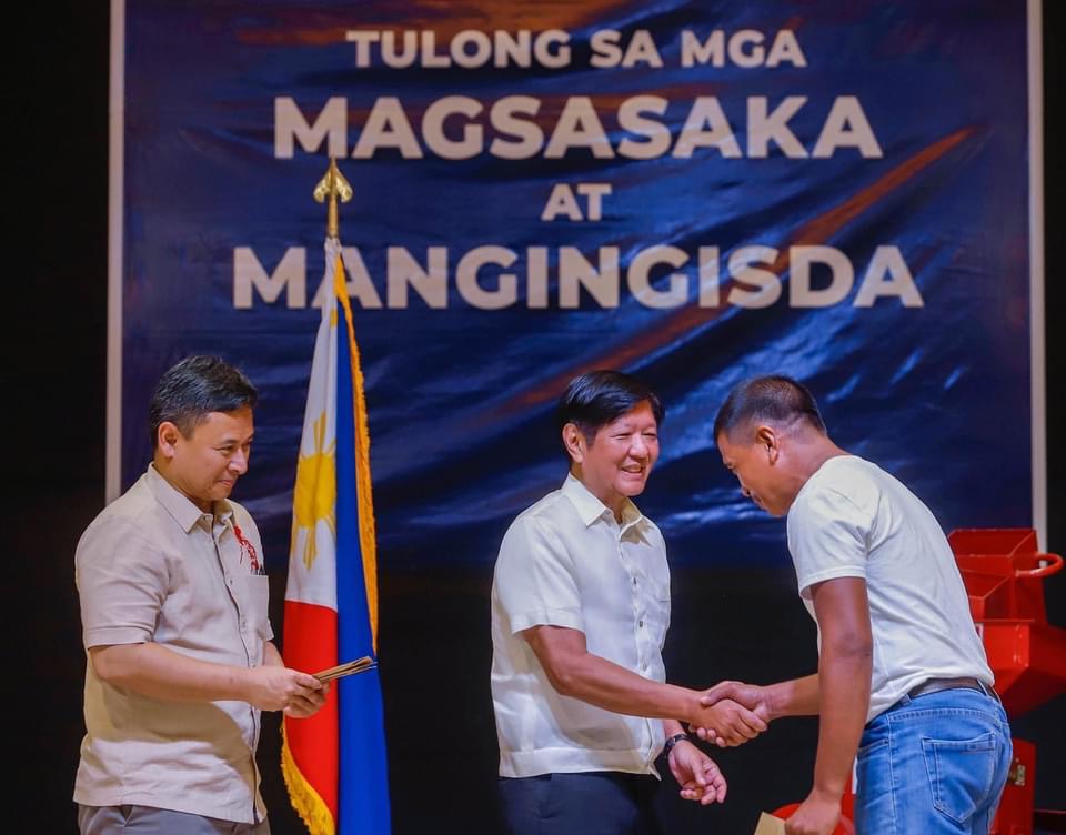 President Ferdinand R. Marcos Jr. leads the distribution of various assistance to farmers, fisherfolk and families in the province of Aurora who were recently affected by the dry spell or El Niño. (PCO)