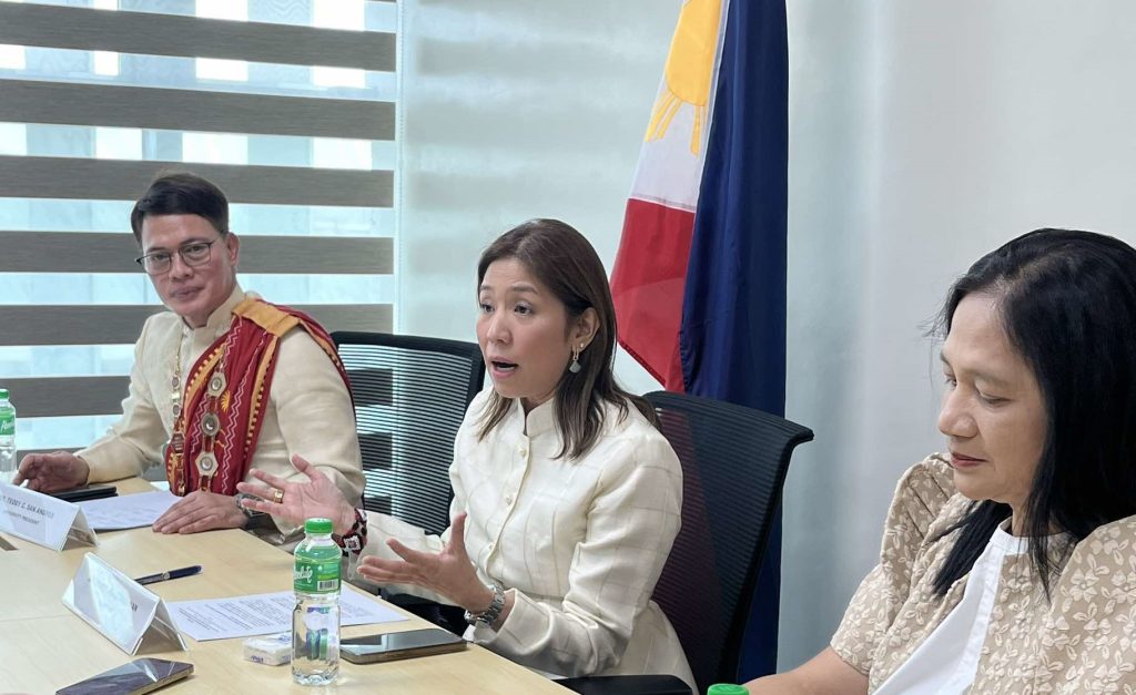 Inanunisyo ni Budget and Management Secretary Amenah Pangandaman (gitna) ang paglalaan ng P10.4 milyon sa pamahalaang panlalawigan ng Bulacan at P12.8 milyon sa pamahalaang bayan ng Marilao mula sa Local Government Support Fund ng Pambansang Badyet ng 2024.para sa Green-Green-Program. (Shane F. Velasco/PIA 3)