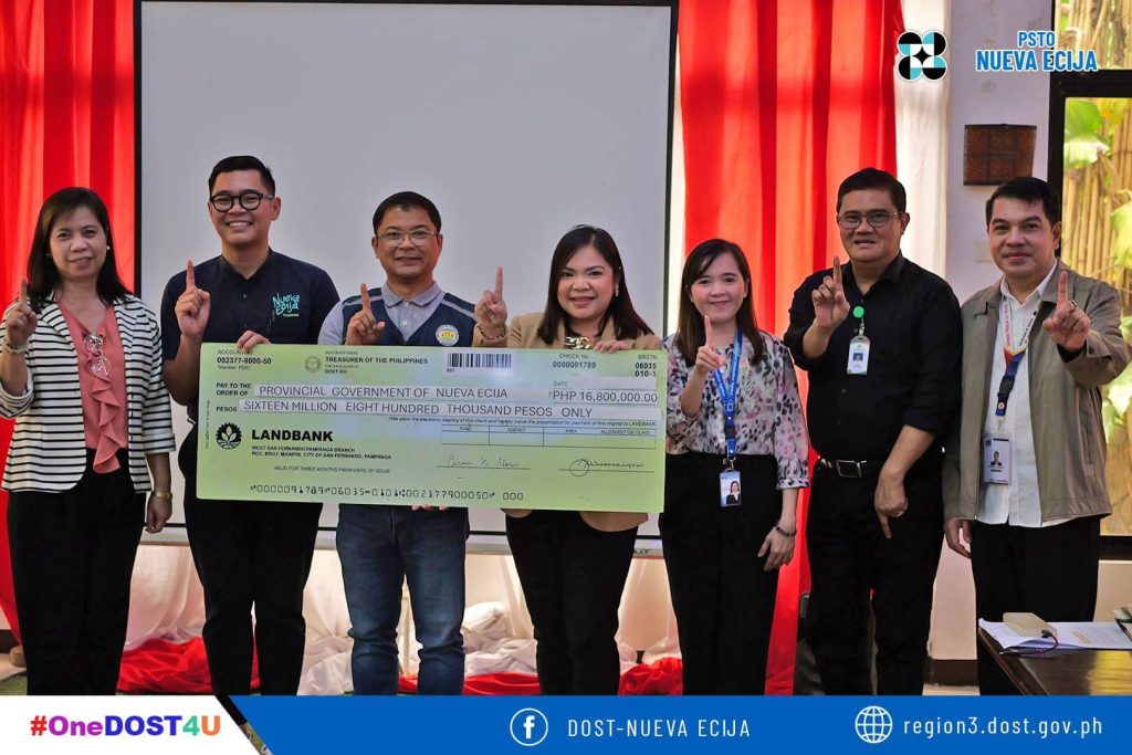 Pinangunahan ni Department of Science and Technology Provincial Director Leidi Mel Sicat (gitna) ang paggawad ng tseke na may halagang P16.8 milyon sa pamahalaang panlalawigan ng Nueva Ecija, na ilalaan sa pagbili ng Mobile Command and Control Vehicle. Ito ay personal na tinanggap nina Provincial Disaster Risk Reduction and Management Office Chief Michael Calma (pangalawa mula kaliwa) at Tourism Officer Jose Maria Ceasar San Pedro (pangatlo mula kaliwa). (DOST Nueva Ecija)