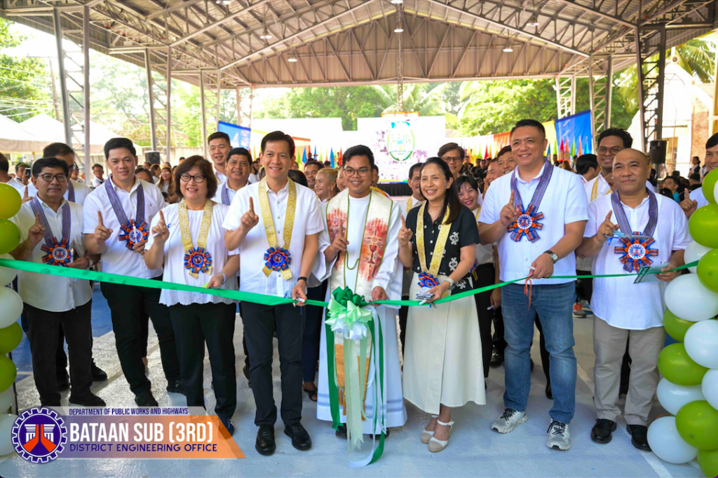 Governor Jose Enrique Garcia III (4th from left) and Bataan 3rd District Representative Maria Angela Garcia (3rd from right) lead the inauguration of the P8-million covered court project at Barangay Bayanbayanan in Dinalupihan, Bataan. (DPWH)