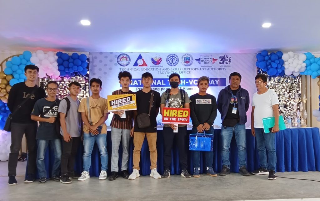 Ang unang 10 indibidwal na hired-on-the-spot sa isinagawang World Café of Opportunities Fair ng Technical Education and Skills Development Authority sa Regional Training Center sa bayan ng Guigunto sa Bulacan. (Shane F. Velasco/PIA 3)