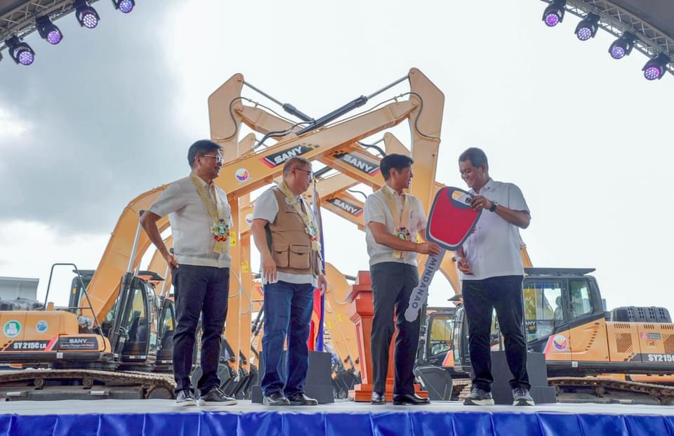 Pormal nang ipinagkaloob ni Pangulong Ferdinand R. Marcos Jr. sa 17 mga regional offices ng National Irrigation Administration (NIA) ang may 148 na mga kasangkapang panghukay para mapanatiling dumadaloy nang maayos ang mga patubig patungo sa mga sakahan. Nasa 289 na ang mga panghukay ng NIA kung saan nauna nang naipagkaloob ang 141 units noong 2023. Bahagi ito ng tatlong taong Re-Fleeting Program ng NIA na nagkakahalaga ng P2.5 bilyon mula 2023 hanggang 2025. (PCO)