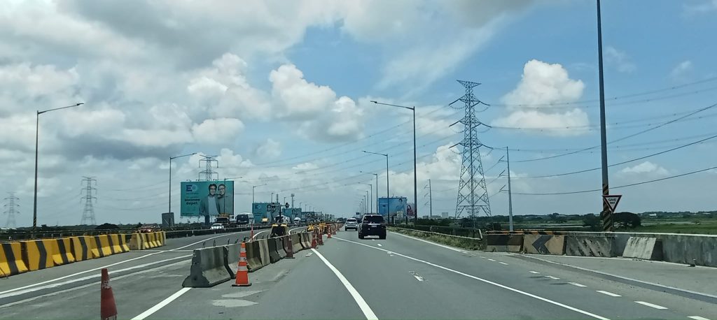 Nagsimula na ang partial opening sa trapiko ng Pulilan section ng bagong tayo na Third Candaba Viaduct ng North Luzon Expressway sa bahagi ng Pulilan, Bulacan para sa mga motorista mula sa Hilaga at Gitnang Luzon na paluwas sa Metro Manila. Target na mapadaanan ang kabuuan ng bagong ikatlong viaduct sa Nobyembre 2024. (Shane F. Velasco/PIA 3)