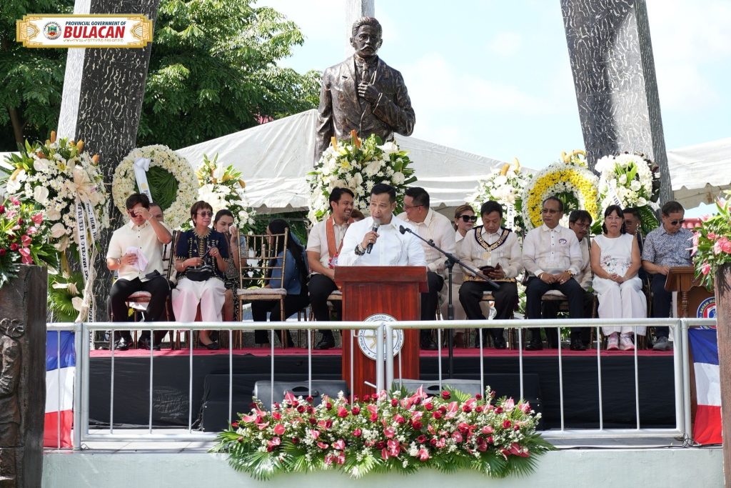 Nangibabaw ang talumpati ni Gobernador Daniel R. Fernando sa pagdiriwang ng Ika-174 Taong Anibersaryo ng Kapanganakan ni Gat. Marcelo H. Del Pilar sa Bulakan, Bulacan na nagbigay-diin na dapat ipagtanggol ng bawat mamamayan ang mga ipinaglaban at sinakripisyo ng nasabing bayani para sa kalayaan ng bayan. (Provincial Public Affairs Office)