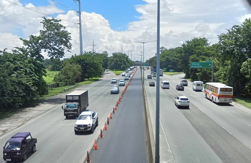 Makikita sa larawan ang kasalukuyang rehabilitasyon sa North Luzon Expressway (NLEX) sa bahagi ng Balagtas, Bulacan. Target matapos ang lahat ng rehabilitasyon sa NLEX at karugtong nitong Subic-Clark-Tarlac Expressway sa Setyembre 2024 bago ang holiday season. (Shane F. Velasco/PIA 3)