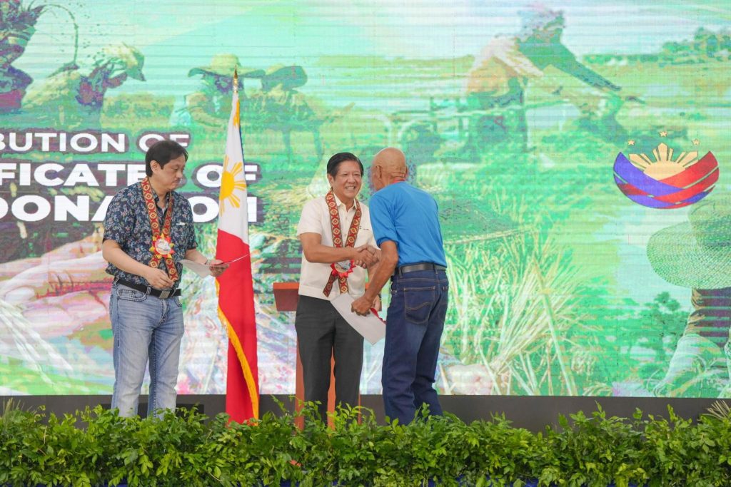 Pinangunahan ni Pangulong Ferdinand R. Marcos Jr. ang pamamahagi ng Certificates of Condonation and Release of Mortgage sa may 3,527 agraryong magsasaka sa lalawigan ng Tarlac. Sa ilalim ng Republic Act 11953 o New Agrarian Emancipation Act, napawalang-bisa ang pagkakautang ng mga benepisyaryo na nagkakahalaga ng higit P124 milyon. (PCO)
