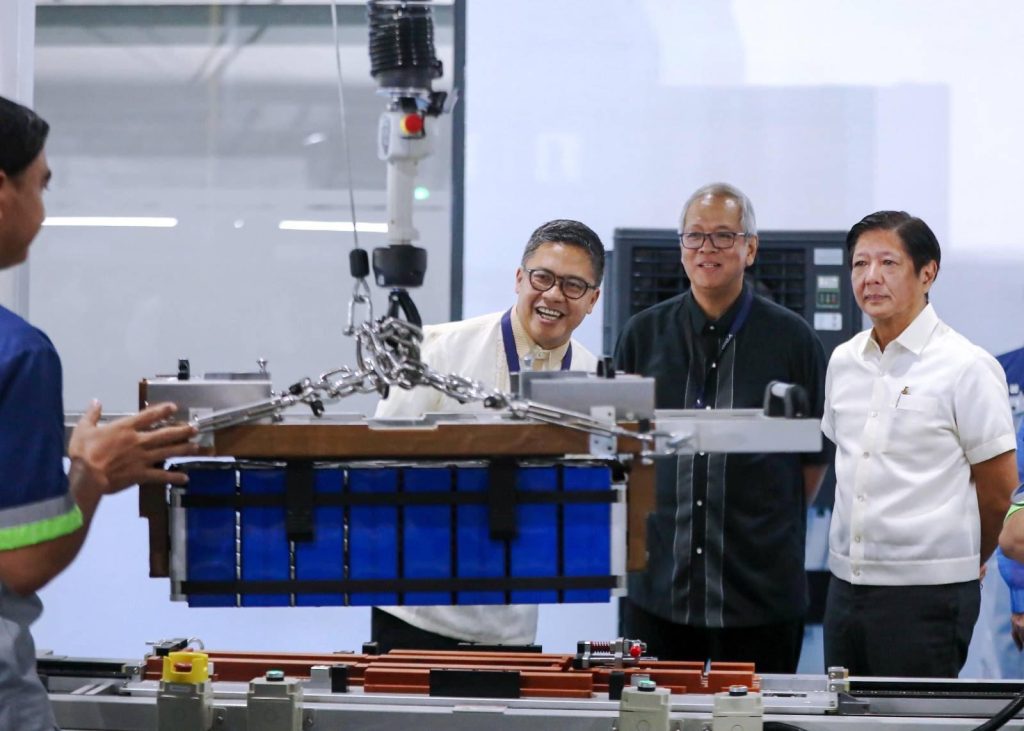 Sinusuri ni Pangulong Ferdinand R. Marcos Jr. ang proseso ng paggawa ng baterya para sa mga electric vehicles nang pasinayaan niya ang StB GIGA Factory Inc. sa Filinvest Innovation Park na matatagpuan sa New Clark City sa Capas, Tarlac. Bahagi ito ng resulta ng state visit at paglahok ng pangulo sa idinaos na Special Summit ng Association of South East Asian Nations at Australia na ginanap sa Melbourne noong Marso 2024. (PCO)