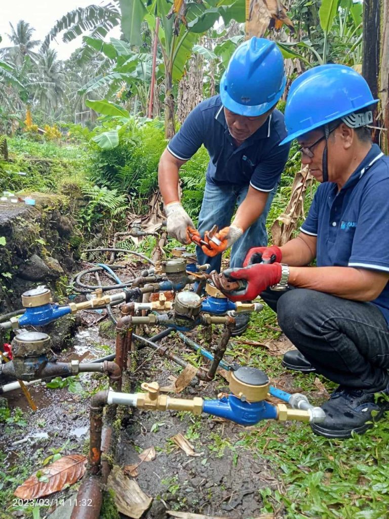 Ang technical team sa Camiguin Water Company nagpasiguro sa paspas ug kasaligan nga serbisyo sa pag-ayo, ilabina panahon sa mga emerhensya, aron maprovide ang mga kinahanglanon sa ilang mga kliyente. (Photo courtesy of CWC)