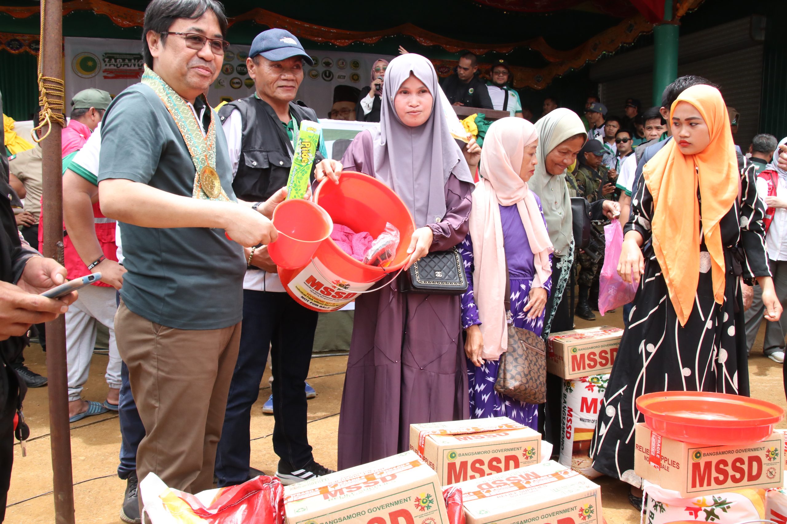Beneficiaries receive assistance through BARMM's Project TABANG. (Photo: ADD/PIA-10/Lanao del Norte) 
