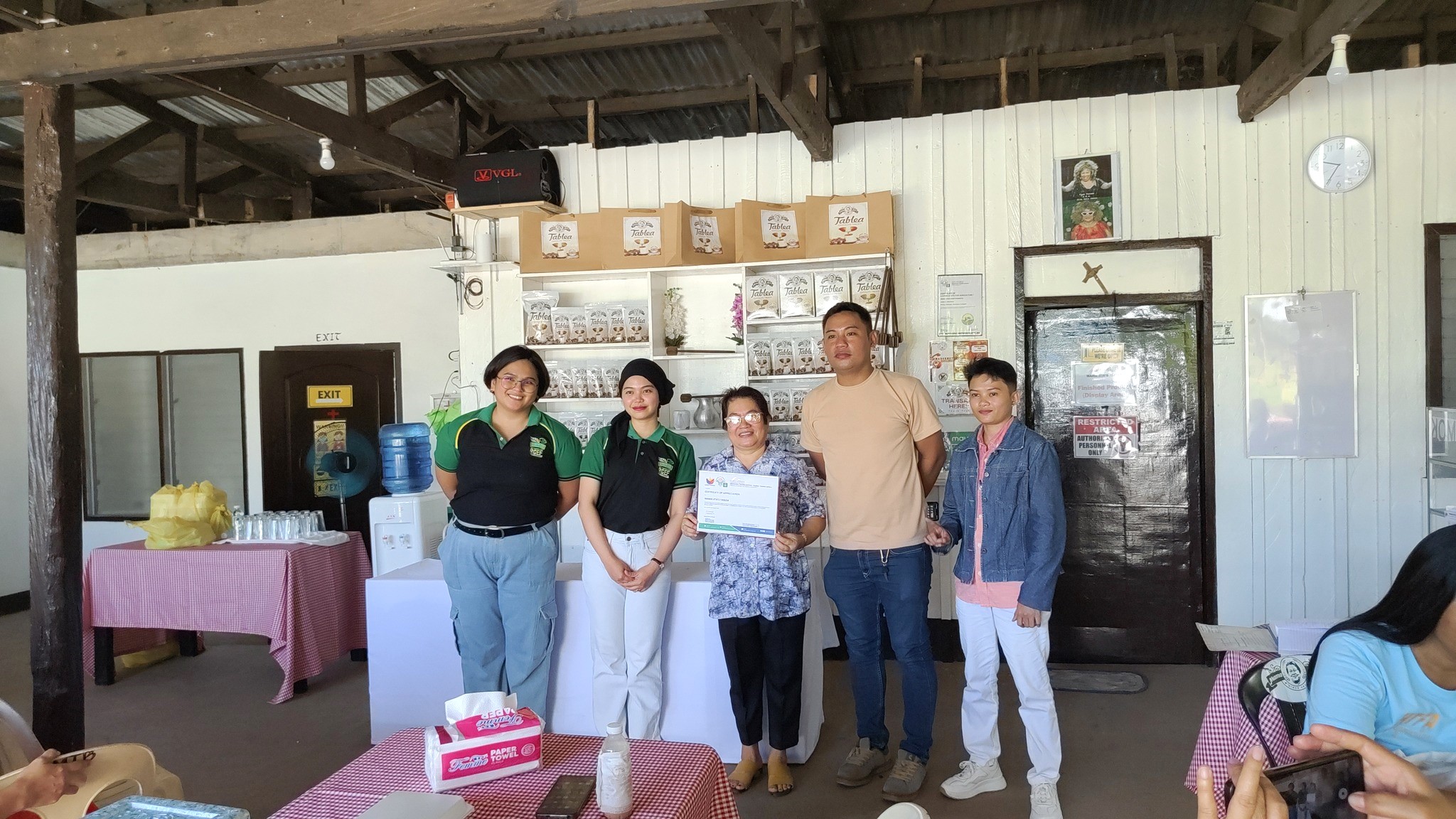 MAHINOG, Camiguin (PIA) — Anaa sa 30 ka mga partisipante, lakip ang mga extension workers sa agrikultura ug pangisda, ug mga processors nga mangingisda, ang nakakompleto sa bag-ohay lang nahuman nga Training on Food Safety Handling, Packaging, ug Labelling nga gihimo dinhi. Ang Provincial Agriculture Office (PAO) sa Camiguin ug ang Department of Agriculture-Regional Field Office (DA-RFO)-10 nagtinabangay aron pag-organisar sa maong kalihokan isip suporta sa Provincial Agriculture and Fisheries Extension System (PAFES). Ang maong training gitumong aron matudluan ug mapalambo ang kahanas sa mga mag-uuma ug mangingisda nga adunay gagmay'ng negosyo sa pagproseso, aron mapalapad ang ilang operasyon ug makasiguro og akreditasyon. Ang training naglakip sa mga hilisgutan sama sa food safety handling, mga peligro sa kaluwasan sa pagkaon, good manufacturing practices, packaging, labeling, ug pagsugod sa negosyo, diin ang mga eksperto gikan sa Department of Science and Technology (DOST) ug Department of Trade and Industry (DTI) ang nagpahigayon sa mga diskusyon. Ang mga partisipante misalmot usab sa usa ka benchmarking activity sa Mama Jita's, usa ka malampusong LSA processing facility sa Mambajao, Camiguin. Ang Mama Jita's, nailhan tungod sa ilang Tablea nga produkto nga gibaligya na sa daghang mga malls sa tibuok nasud, nagsilbing modelo sa episyenteng pagdumala sa food safety, packaging, ug labeling. Ang tag-iya sa pasilidad, si Julieta B. Dela Cerna, mipakigbahin sa iyang mga hagit, kalampusan, ug mga padasig nga pulong, nga mipasiugda kung giunsa sa mga ahensya sa gobyerno ang pagtabang kaniya sa pagtubo sa iyang negosyo. Ang mga partisipante gipasulod sa paghimo og reentry plans nga may kalambigitan sa mga leksyon nga nakuha sa training, sulod sa unom ka bulan human sa maong kalihokan. Ang ATI ang nagpaluyo niini nga inisyatiba, nga nag-awhag sa praktikal nga paggamit sa kahanas ug kahibalo nga nakat-unan atol sa training. (ATI-10/PIA-10/Camiguin)