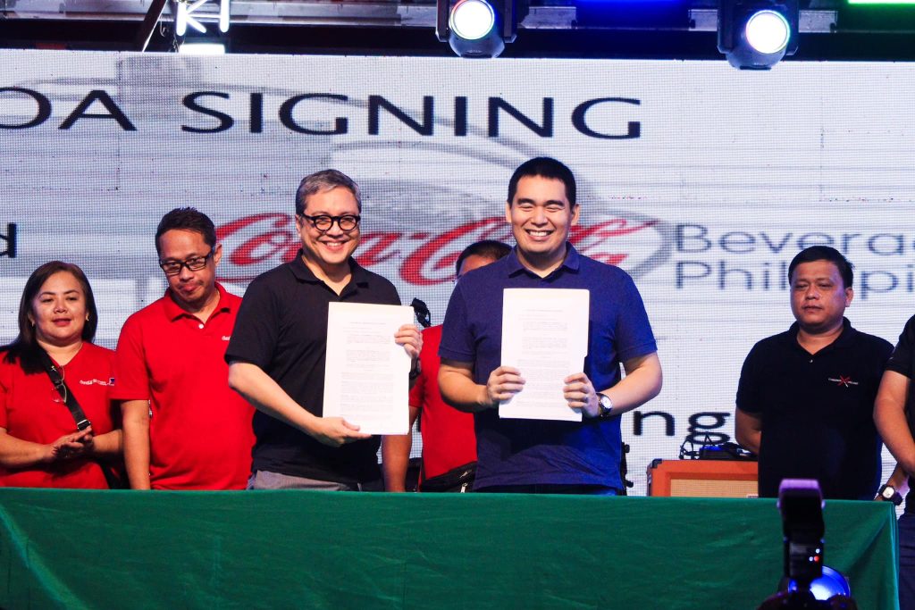 Gov. Xavier Jesus Romualdo signed a memorandum of agreement with Coca-Cola Beverages Philippines, Inc. to strengthen local initiatives on responsible waste handling. (Photo courtesy of PGO)