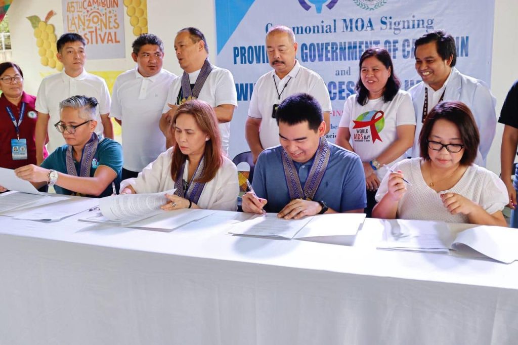 Ang probinsyal nga gobyerno sa Camiguin nanguna sa pagpirma sa usa ka Memorandum of Agreement uban ang Wireless Access for Health, nga nagtukod sa Camiguin Health Information Exchange niadtong Oktubre 21. (Litrato gikan sa PGO)