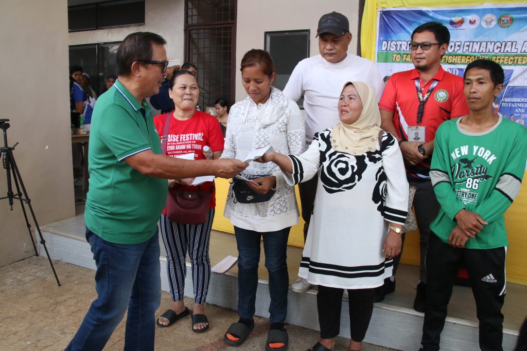 Vice Gov. Allan Lim of Lanao del Norte leads the ceremonial distribution of the Presidential Assistance to Farmers, Fisherfolk, and Families program to farmers affected by the El Niño phenomenon. (Photo: ADD/PIA-10/Lanao del Norte)