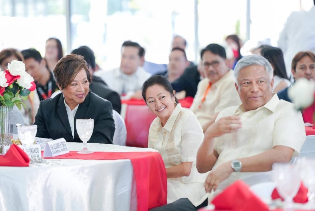 Panauhing pandangal si First Lady Louise “Liza” Araneta-Marcos (nasa gitna) sa idinaos na Invest Bulacan Summit 2024 na bahagi ng taunang Bulacan Business Conference. Naging instrumento ito upang maipabatid ng mga lokal na opisyal at ng pribadong sektor sa Unang Ginang ang pangangailangan para sa agarang pagpapagawa ng mga imprastraktura kontra baha sa lalawigan. (Liza Marcos FB page)