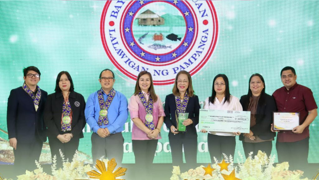 Mayor Catalina Cabrera (4th from right) receives the Regional Fisheries Compliance Assessment award for the municipal government of Sasmuan in Pampanga for its efficiency in the protection of municipal waters and compliance with the Fisheries Code. (DILG)