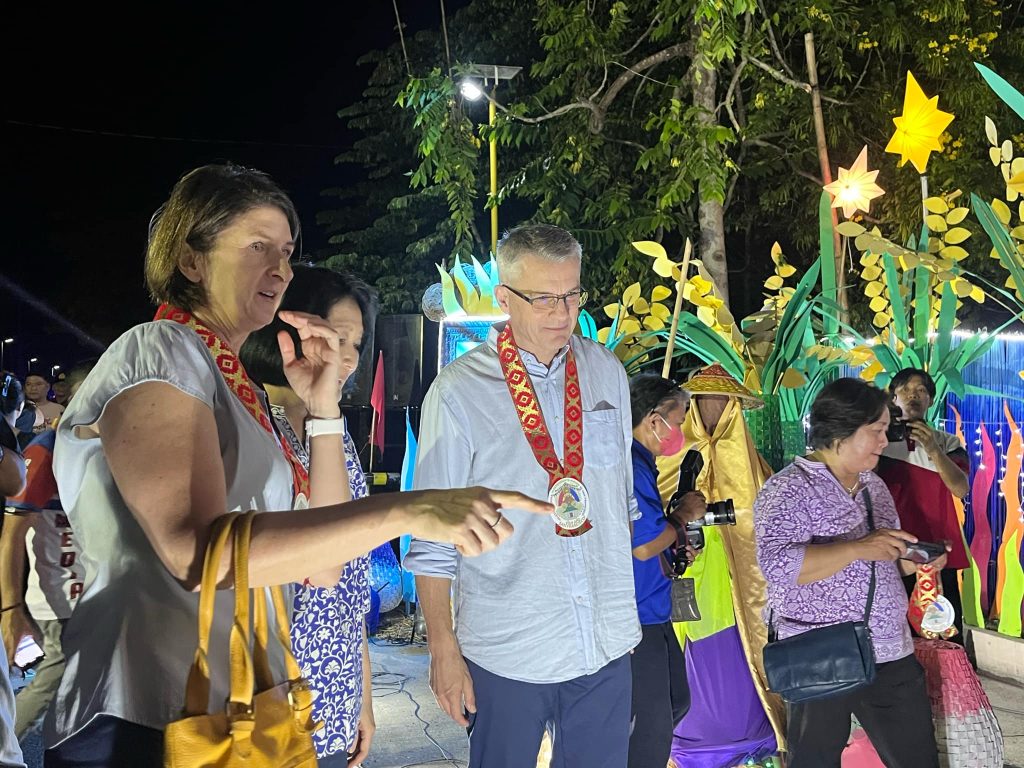 Czech Republic Ambassador to the Philippines Karel Hejčova praises the harmony, cheerfulness and enthusiasm of Tarlaqueños in showcasing their artistry and creativity through their own version of belens. (Trixie Joy B. Manalili/PIA 3)