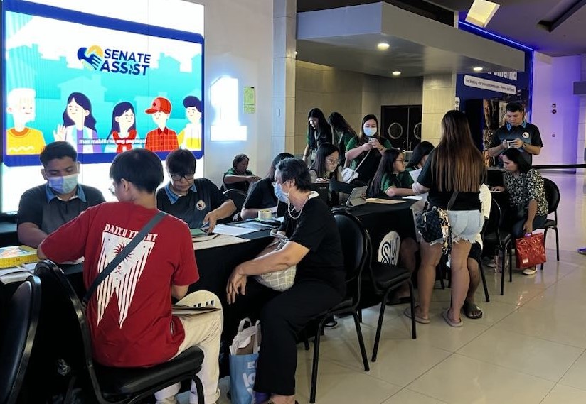 Diretso nang inilalapit sa karaniwang mga mamamayan ang iba’t ibang tulong mula sa Senado ng Pilipinas ngayong inilunsad sa Gitnang Luzon ang kauna-unahang “Senate Assist” fair na ginanap sa SM City Clark. (Aldrin Joshua P. Mallari/PIA 3)