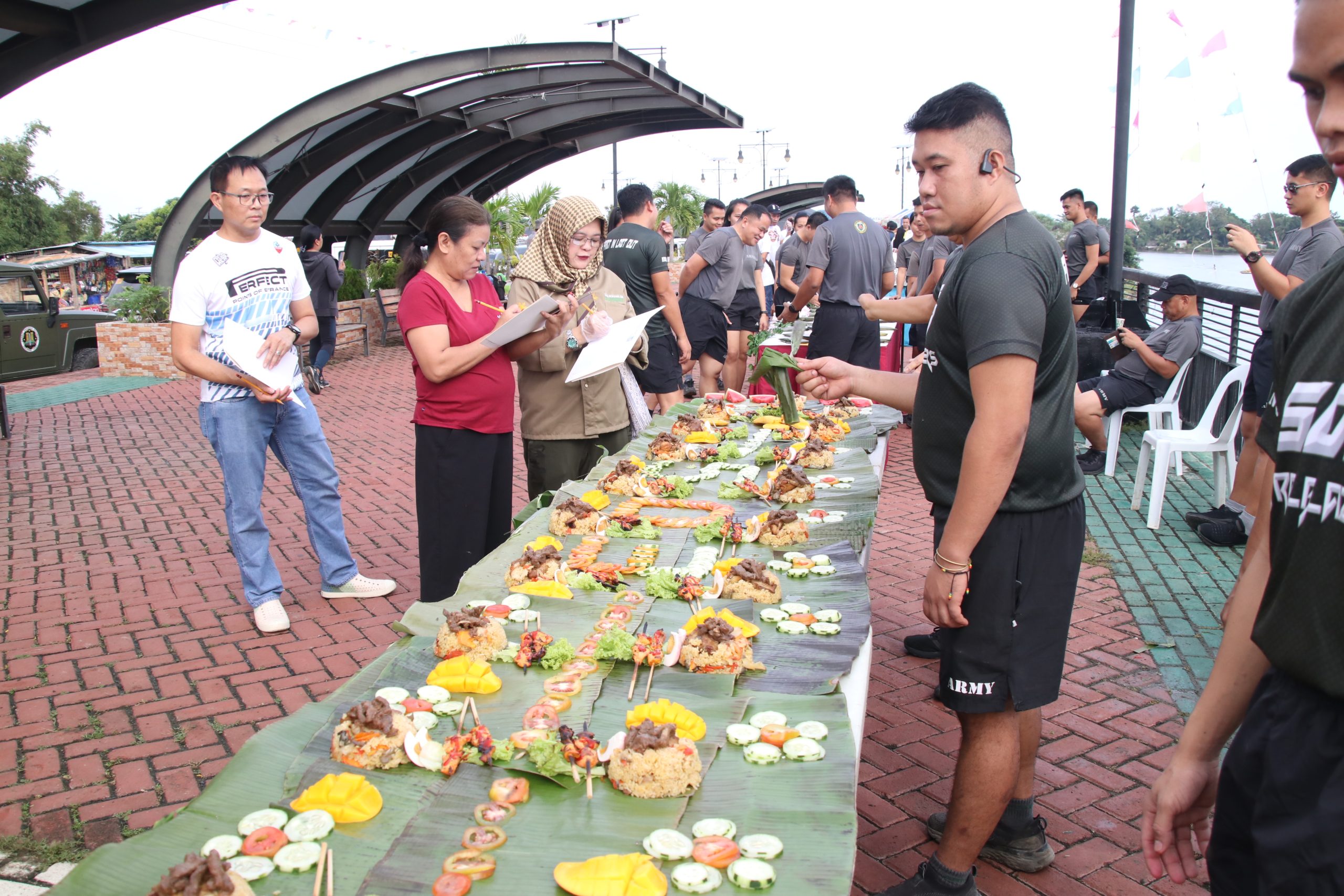 The City Mayor's Office showcased a breakfast dish at the second longest boodle fight, "Pamahaw sa Suba," at the Esplanade. (Photo: ADD/PIA-10/Lanao del Norte)
