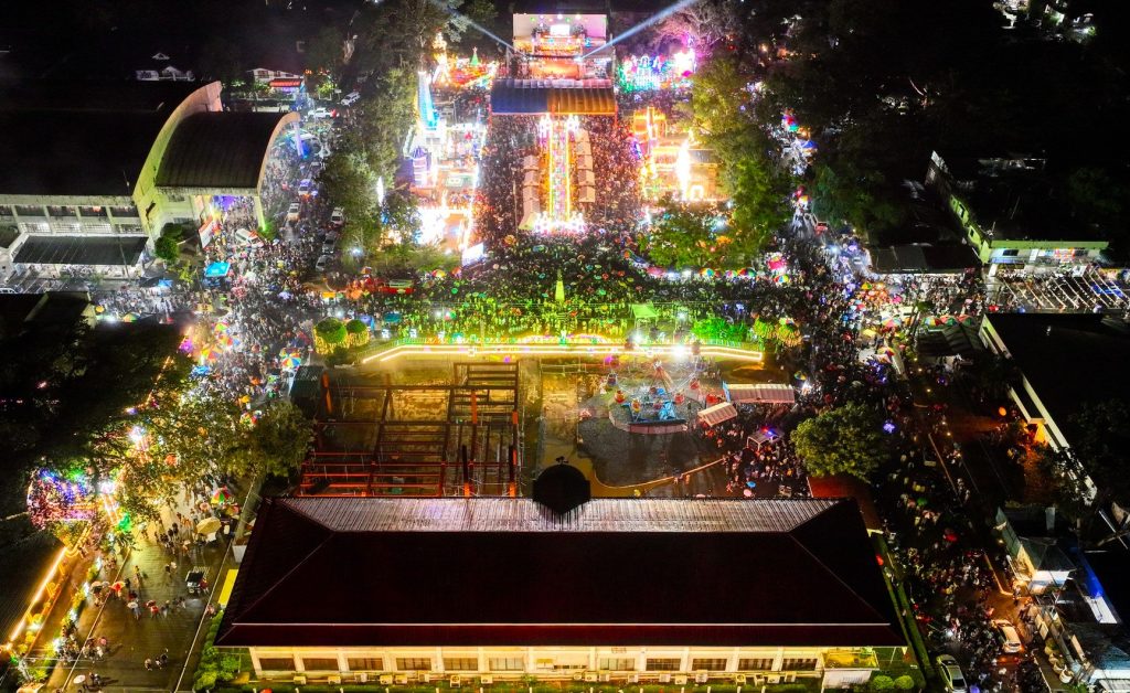 The Christmas Festival of Lights also features eight stunning light displays from various government agencies, school divisions, and hospitals. Among the featured displays are representations of the Igorot Stone Kingdom in Baguio City, St. Paul’s Cathedral in Vigan, Ilocos Sur, Subanen Village in Tudela, Misamis Occidental, Garin Farm in Iloilo City, Barasoain Church in Bulacan, Cota Shrine and Parola in Ozamiz, and the Botanical Garden in Baguio City, among others. (Photo courtesy of PGMO)