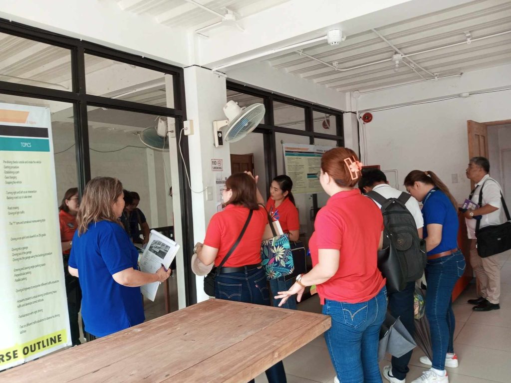 Binisita kamakailan ng SSS Legazpi Team ang pitong employers mula sa Guinobatan, Albay na may violations sa kanilang mga obligasyon bilang bahagi ng SSS Run Against Contribution Evaders (RACE) campaign. (Photo from PIA5/Albay)