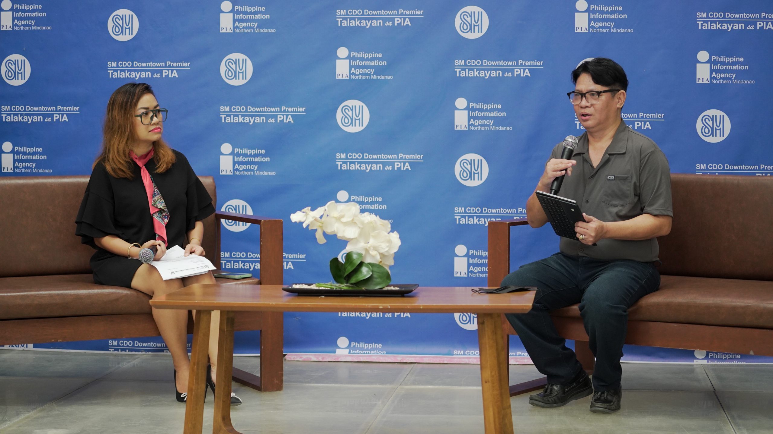 CPD-10 Population Program Officer Jeremias L. Cabasan (right) discussed issues that pertain to population and development in a special episode of Talakayan sa PIA, a media forum in celebration of Population and Development Week 2024 at SM CDO Downtown. (Photo: DCC/PIA-10)