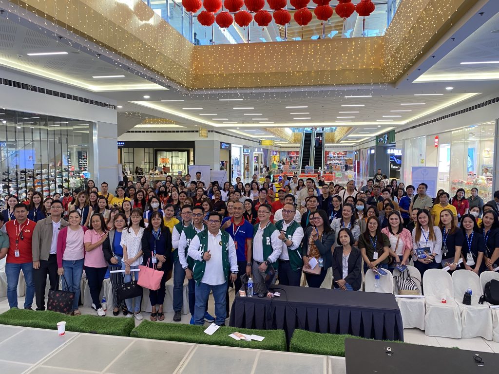 Bangko Sentral ng Pilipinas (BSP) officials and cashiers of banks, supermarkets and national/local governments during the technical training and information sharing on the first Philippine polymer banknote series held at SM City Daet, over the weekend, Jan. 24, 2025. (PHoto: BSP)