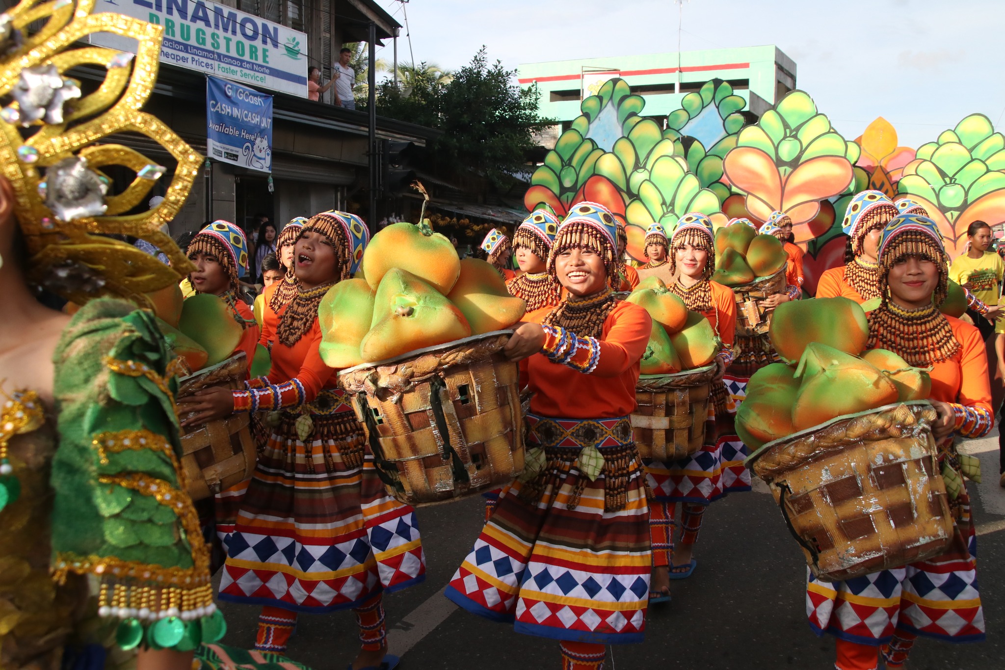 Miparada sa kalsada ang partisipante sa Barangay Bosque aron ibida ang ilang kahanas ug kaalam sa gipahigayon nga Hudyaka sa Lubi Festival sa Linamon, Lanao del Norte. (Photo: ADD/PIA-10/Lanao del Norte)