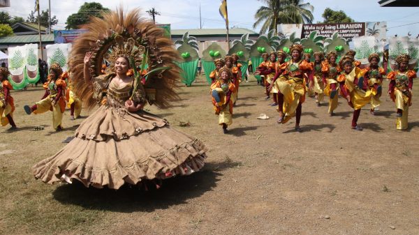 Gibida sa mga partisipante sa Barangay Napo ang mabulukon nga mga costume ug mga props sa pagsaulog sa Hudyaka sa Lubi Festival. (Photo: ADD/PIA-10/Lanao del Norte)