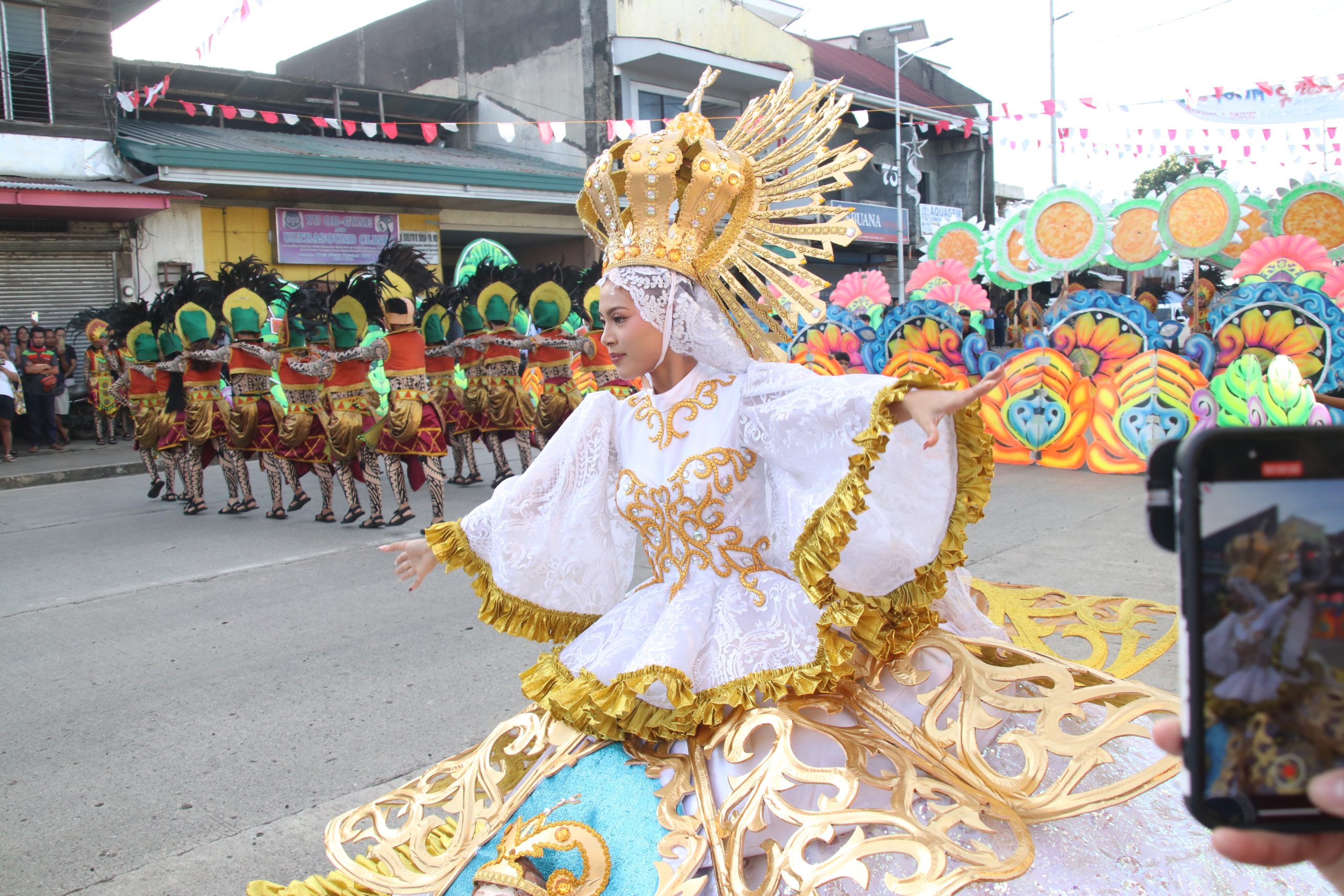 Gibida sa festival queen sa Jimenez, Misamis Occidental ang Sr. Sto Niño inspired nga costume sa gipahigayon nga Gini-akan Festival Street Dancing Competition sa Baroy, Lanao del Norte. (Photo: ADD/PIA-10/Lanao del Norte)