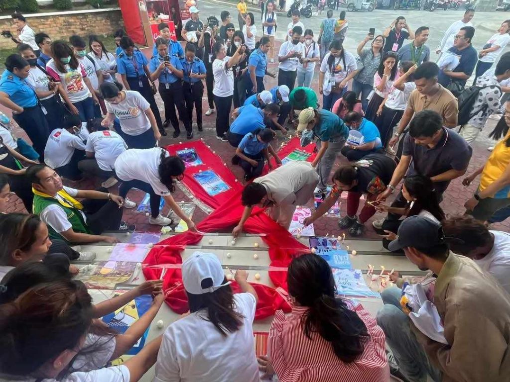 HIV-AIDS advocates gathered in a Candlelight Memorial to remember and openly share their thoughts and emotions to those whose lives were lost to HIV-AIDS. The activity also raises consciousness of people to submit themselves to testing to avert getting infected by the disease. (Photo: GM Bicol for SRHR, Inc)