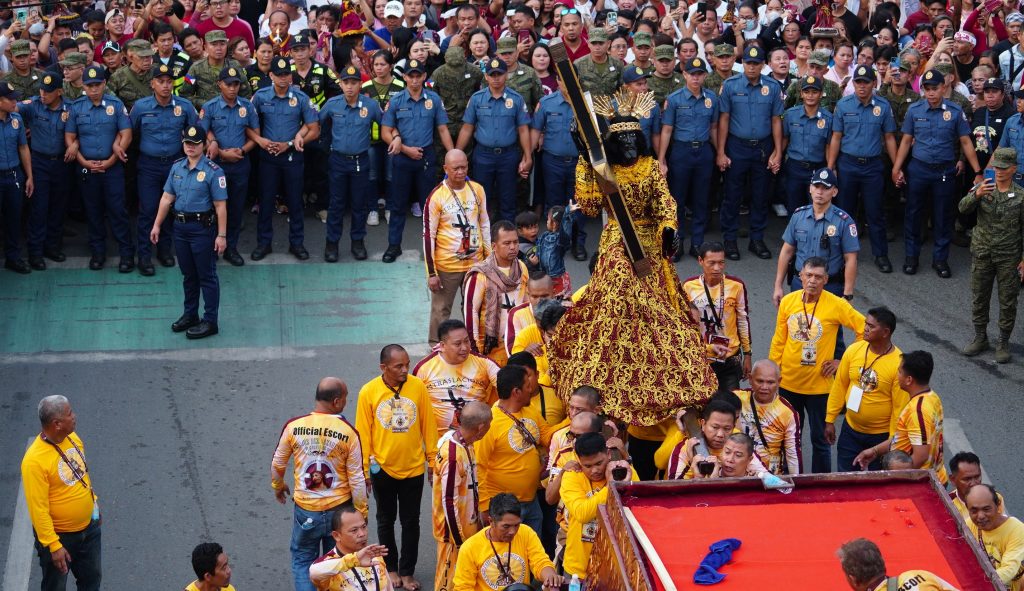 Devotees known as the Hijos del Nazareno dismount the replica of the Black Nazarene statue during the Traslación’s procession  as it approached the final 550 meters from Sabal Hospital in Velez Street to the Jesus Nazareno Parish-Shrine of the Black Nazarene at Claro M. Recto Avenue on January 9. (Photo: SAYU/PIA-10)