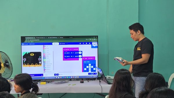 Ubos sa tema "We Make Coding Fun for the Youth of Camiguin," ang mga estudyante nag-apil sa praktikal nga pagkat-on gamit ang coding. (Photo courtesy of DICT-Camiguin)