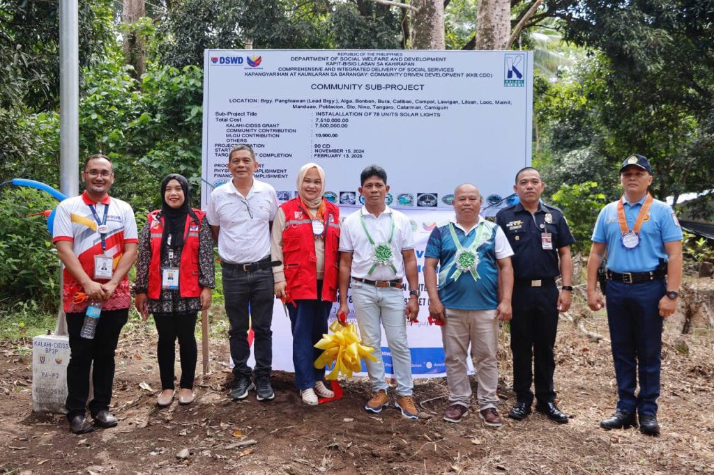 Ang 78 ka solar-powered nga suga sa kadalanan nga nagkantidad og P7.5 milyon kay pinansyal nga gitukod pinaagi sa grant gikan sa Kapit-Bisig Laban sa Kahirapan-Comprehensive and Integrated Delivery of Social Services, diin ang komunidad mismo nakahatag og P10,000 nga kontribusyon. (Photo courtesy of PGO Camiguin)