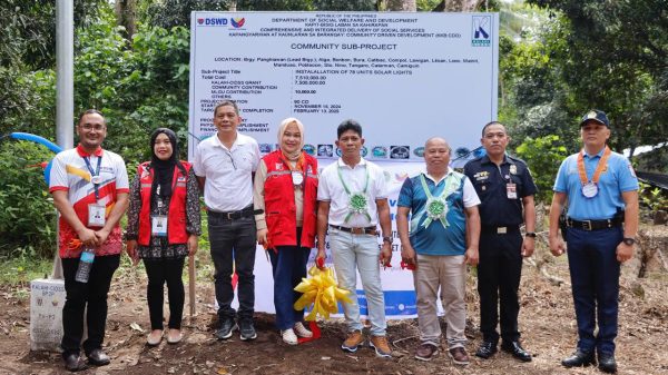 Ang 78 ka solar-powered nga suga sa kadalanan nga nagkantidad og P7.5 milyon kay pinansyal nga gitukod pinaagi sa grant gikan sa Kapit-Bisig Laban sa Kahirapan-Comprehensive and Integrated Delivery of Social Services, diin ang komunidad mismo nakahatag og P10,000 nga kontribusyon. (Photo courtesy of PGO Camiguin)