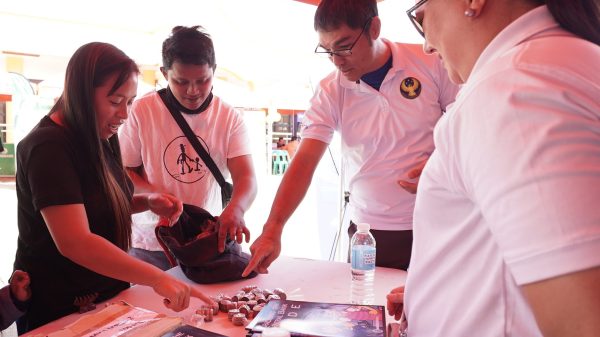 Cristy Luga (left), a resident of Barangay Damilag, says she is thankful for the Cagayan de Oro branch's "Piso Caravan," as the BSP-CDO facilitators were accommodating and were eager to help them. (Photo: DCC/PIA-10)