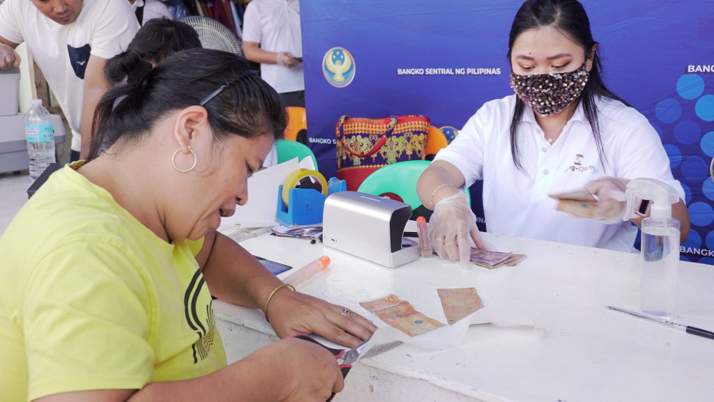 Bangko Sentral ng Pilipinas-Cagayan de Oro branch staff provide the necessary service and assistance to the public during the "Piso Caravan," January 31. (Photo: DCC/PIA-10)