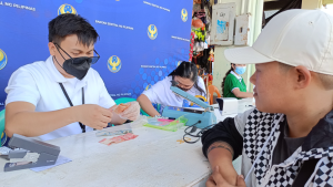 Bangko Sentral ng Pilipinas-Cagayan de Oro branch staff provide the necessary service and assistance to the public during the "Piso Caravan," January 31. (Photo: DCC/PIA-10)