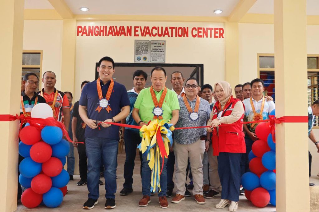 Gov. Xavier Jesus Romualdo, Rep. Jurdin Jesus Romualdo, Catarman Mayor Kiterio Antonio Palarca II, and DSWD-10 Assistant Regional Director for Administration Salmah Basher lead the turnover ceremony of the 78 solar-powered street lights and the newly completed Panghiawan Evacuation Center, January 31. (Photo courtesy of PGO Camiguin)