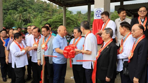 Filipino-Chinese Friendship Elementary School in Calaanan, Canitoan, received six new classrooms and additional facilities coming from the Filipino-Chinese communities, the Federation of Filipino-Chinese Chambers of Commerce and Industry, Inc., and the Cagayan de Oro Federation of Filipino-Chinese Chambers of Commerce and Industry, Inc. Cagayan de Oro City Mayor Rolando A. Uy joined the held turnover ceremony. (Photo courtesy of CIO)