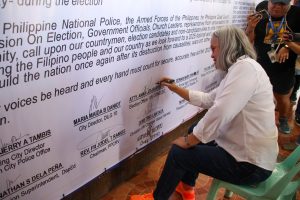 COMELEC Iligan Election Officer Lawyer Anna Liza T. Barredo signed the Solidarity Pact Pledge, emphasizing the commitment to clean, fair, and peaceful elections. (Photo: ADD/PIA-10/Lanao del Norte)