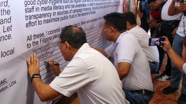 Vice mayoral candidates in Iligan City sign the Integrity Pledge, affirming their commitment to fair, honest, and peaceful elections. (Photo: ADD/PIA-10/Lanao del Norte)