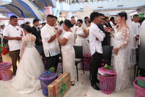 Kapin 117 ka magtiayon ang gikasal sa Iligan City pinaagi sa “Kasalan ng Bayan” nga gipahigayon isip pagsaulog sa Valentine’s Day ug sa ika-35 nga Civil Registration Month. (Photo: ADD/PIA-10/Lanao del Norte)