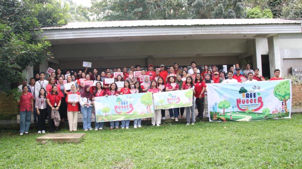 Different stakeholders campaign for tree hugging to promote environmental awareness and forest conservation. (Photo: ADD/PIA-10/Lanao del Norte)