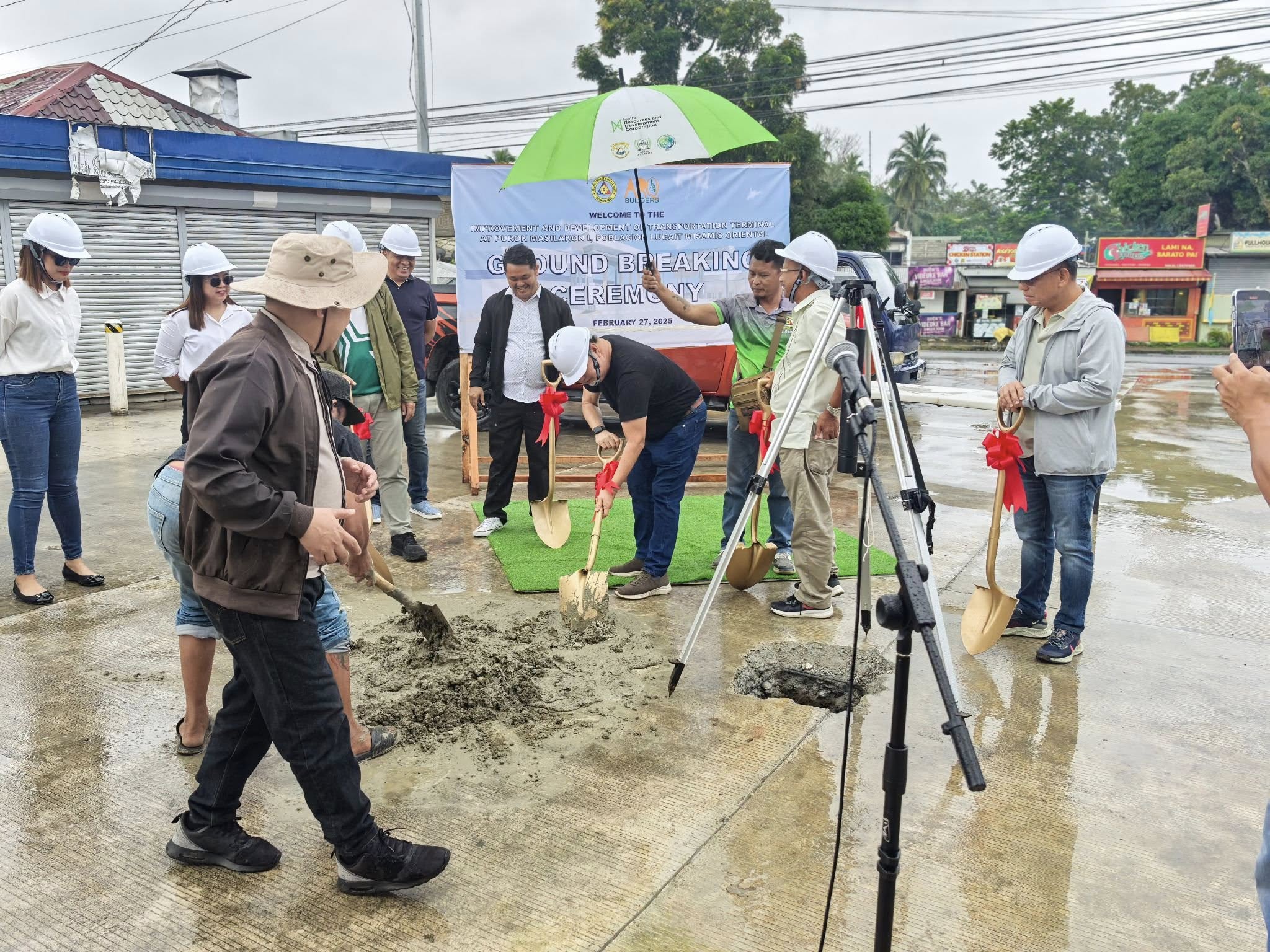 Si Mayor Wellie Lim, Engr. Porferio Augusto, ug Vice Mayor Roger Lim uban sa mga taga-ARQ Builders nga contractor ug ni Dr. Patricio Parami, Jr., Municipal Economic Enterprises and Development Officer gipangunahan ang groundbreaking ug time capsule laying sa construction and improvement of transportation terminal sa Lugait, Misamis Oriental. (Photo courtesy of LGU Lugait)